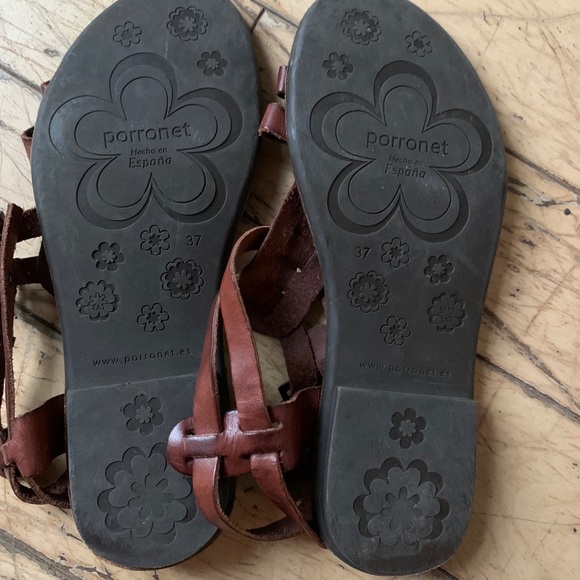 *SOLD* Leather strap sandals - Picture 4 of 4